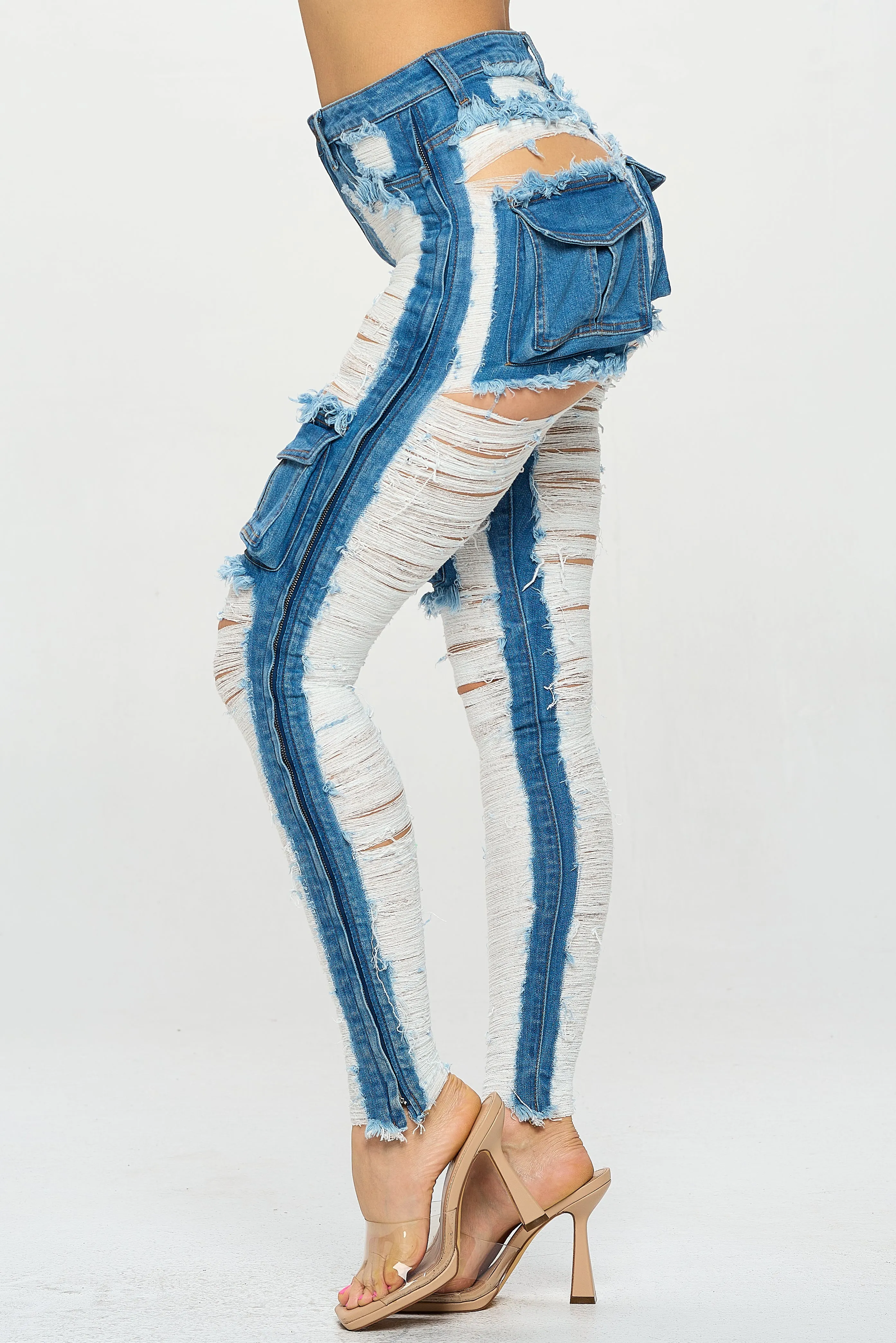 40573 Women's High Rise Frayed Front Cargo Pocket Skinny Jeans